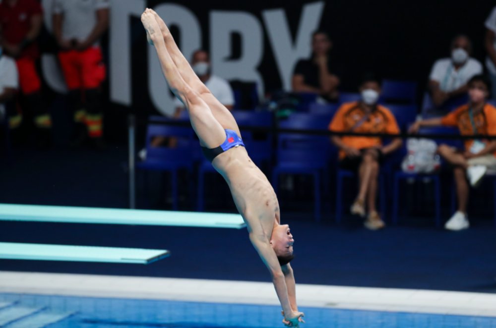 包含跳水比赛中，选手高空飞跃夺冠！的词条