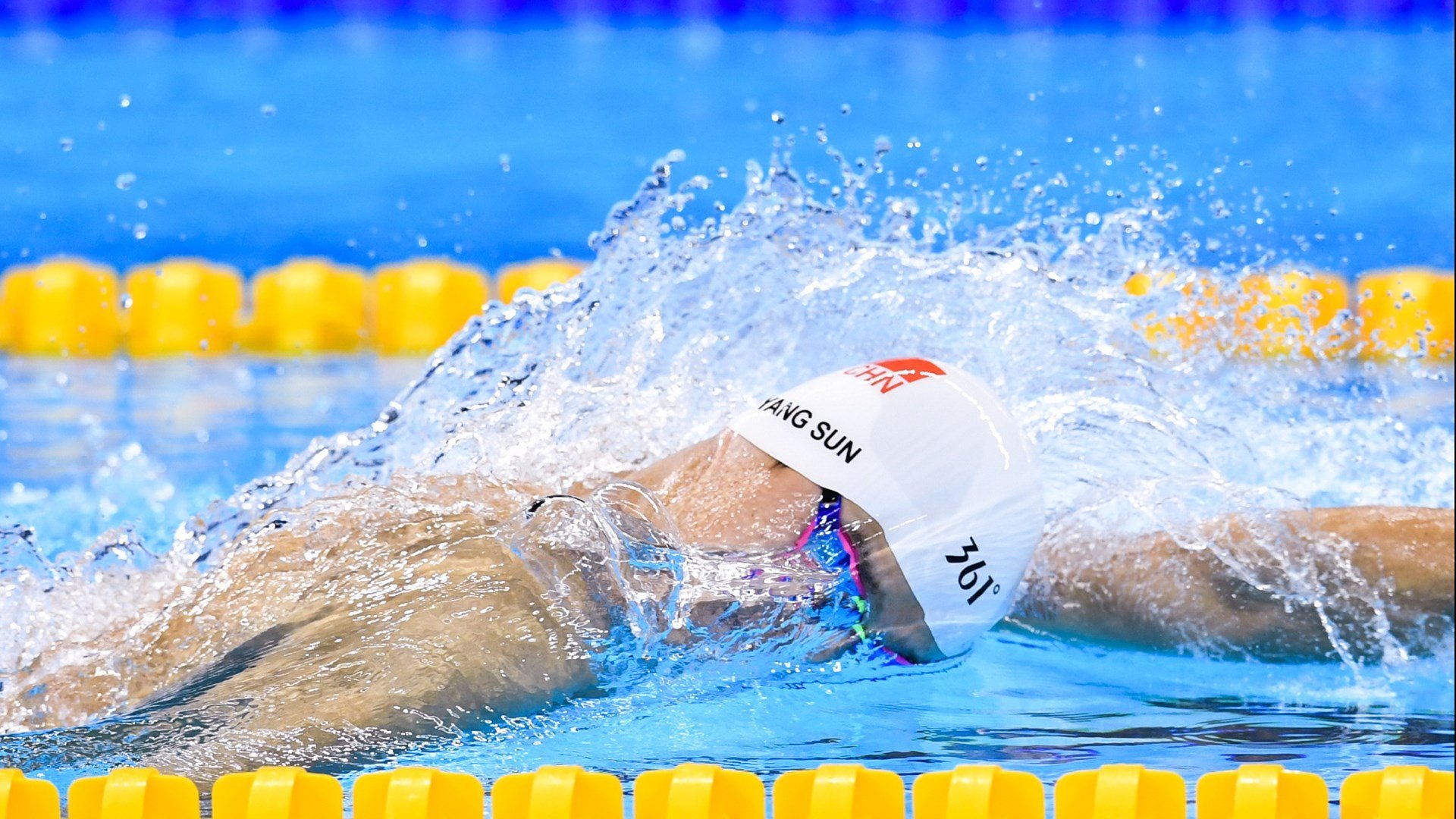 开云体育下载-莱万锋芒破局，西班牙战术收割，一场焦点战的双重奏