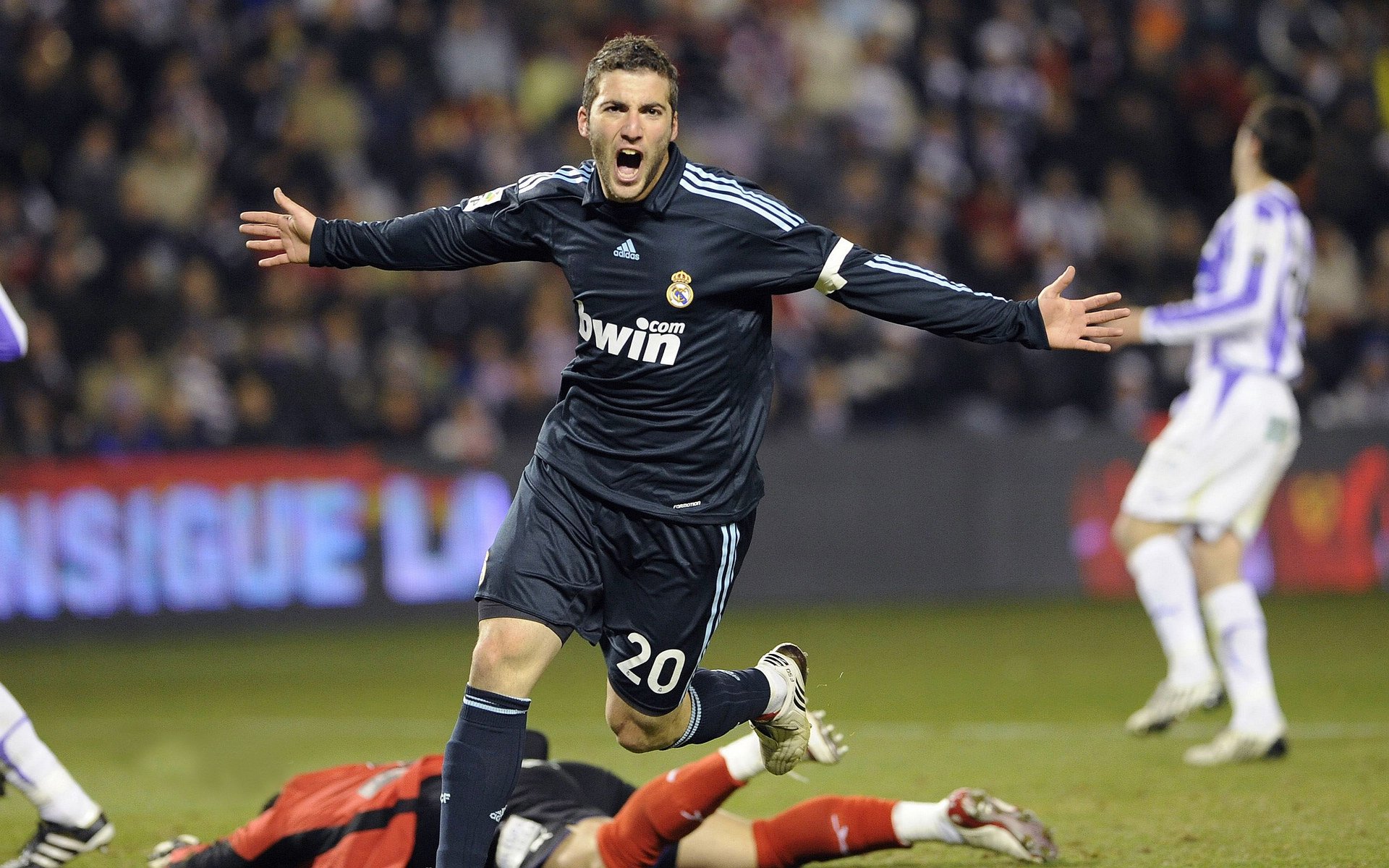 布克如入无人之境,凯尔特人防线在广东队面前彻底崩溃